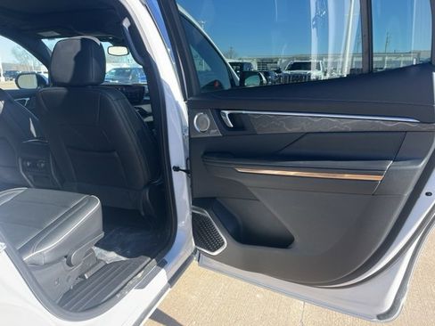 Used 2025 Buick Enclave Avenir image 21