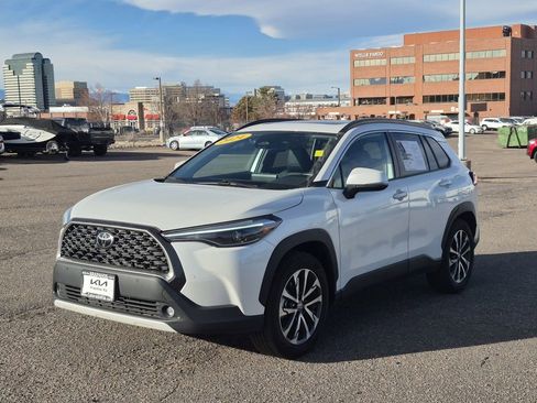 Used 2024 Toyota Corolla Cross XLE w/ Convenience Package image 4