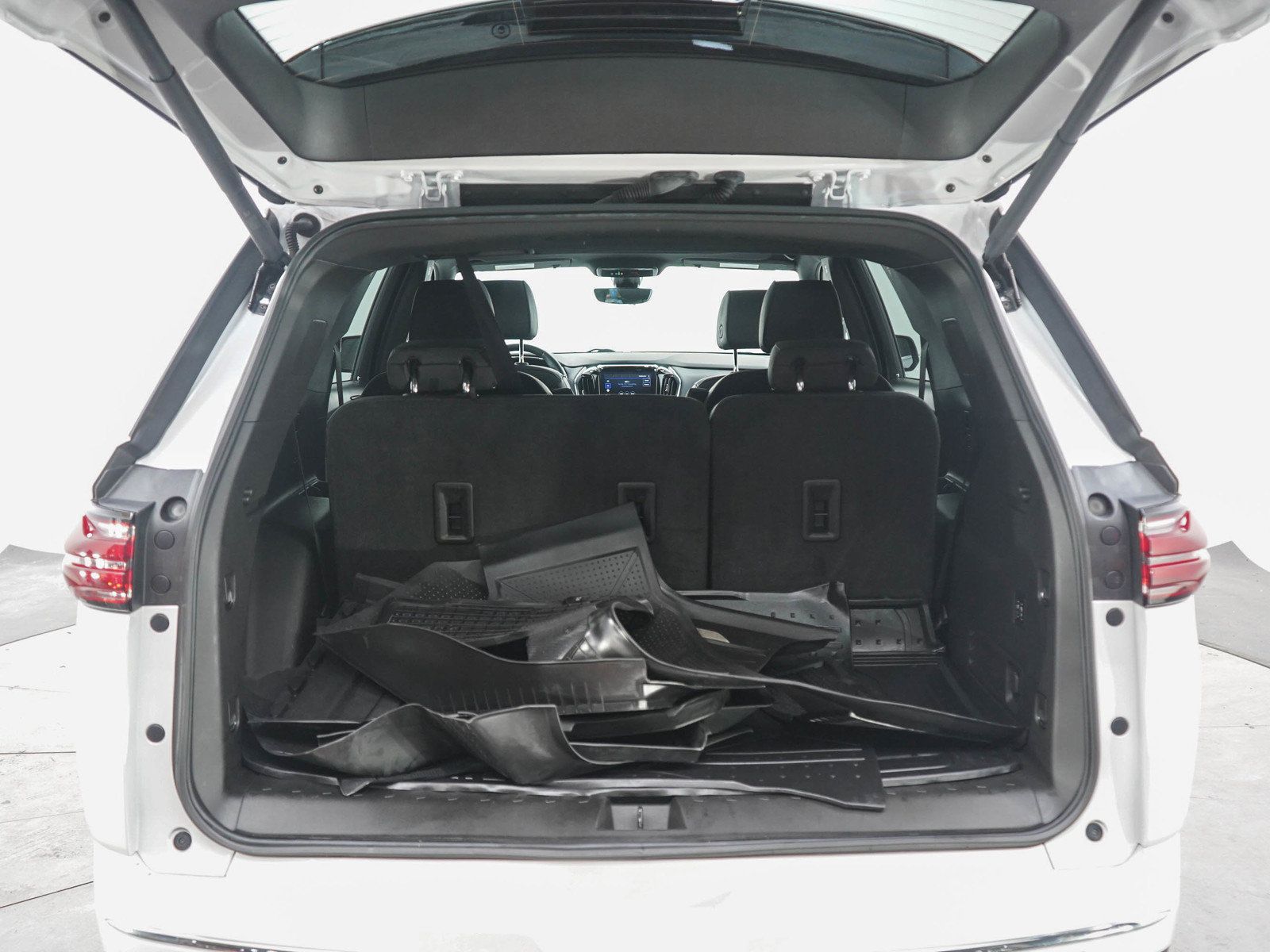 Used 2023 Chevrolet Traverse High Country w/ LPO, Floor Liner Package AWD/4WD image 17