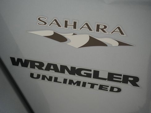 Used 2017 Jeep Wrangler Unlimited Sahara w/ Connectivity Group image 5