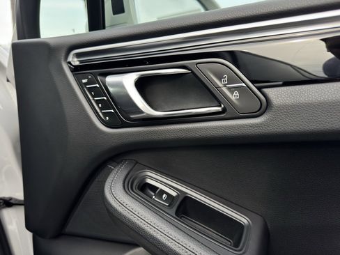Used 2024 Porsche Macan image 33