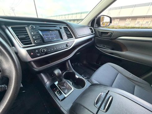 Used 2014 Toyota Highlander LE FWD image 22