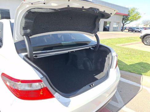 Used 2016 Toyota Camry SE image 37