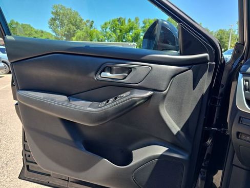 Used 2025 Nissan Rogue SV FWD image 32