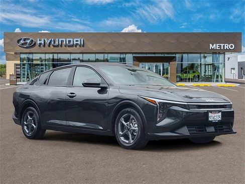 Used 2025 Kia K4 LXS image 1