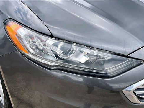 Used 2017 Ford Fusion SE w/ Fusion SE Technology Package image 32