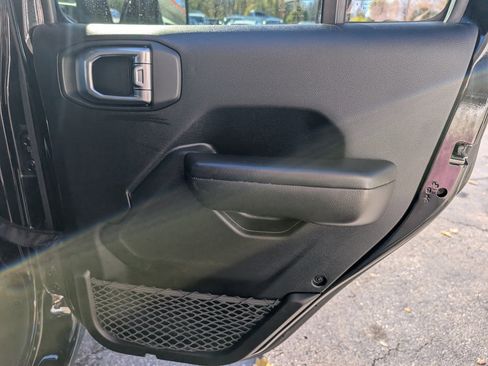 Used 2018 Jeep Wrangler Unlimited Sport S image 37