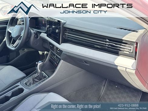 Certified 2025 Volkswagen Jetta SE FWD image 37