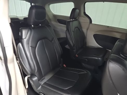 Used 2024 Chrysler Pacifica Touring-L FWD image 16