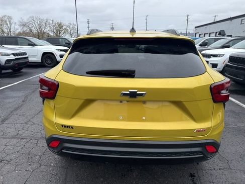 Used 2024 Chevrolet Trax RS w/ Sunroof Package FWD image 5