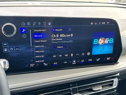 Used 2025 Chevrolet Traverse LT FWD image 3