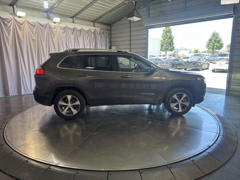 Used 2020 Jeep Cherokee Limited AWD/4WD image 3