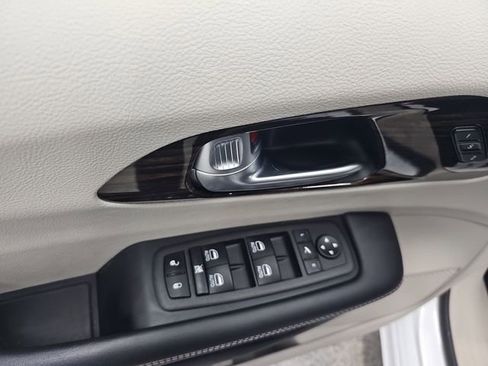 Used 2024 Chrysler Pacifica Limited FWD image 11