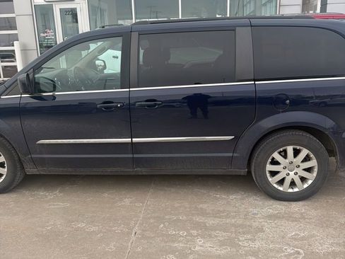 Used 2016 Chrysler Town & Country Touring image 5