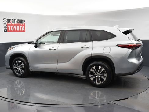 Used 2022 Toyota Highlander XLE image 2