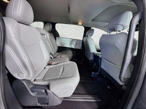 Used 2025 Toyota Sienna XLE FWD image 28