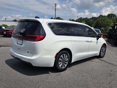 Used 2024 Chrysler Pacifica Limited FWD image 9