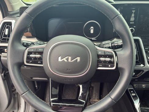 Used 2023 Kia Sorento SX AWD/4WD image 16