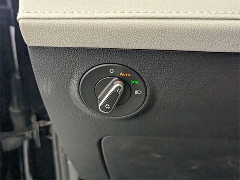 Certified 2025 Volkswagen Taos SEL image 30