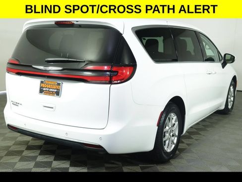 Used 2023 Chrysler Pacifica Touring-L FWD image 8