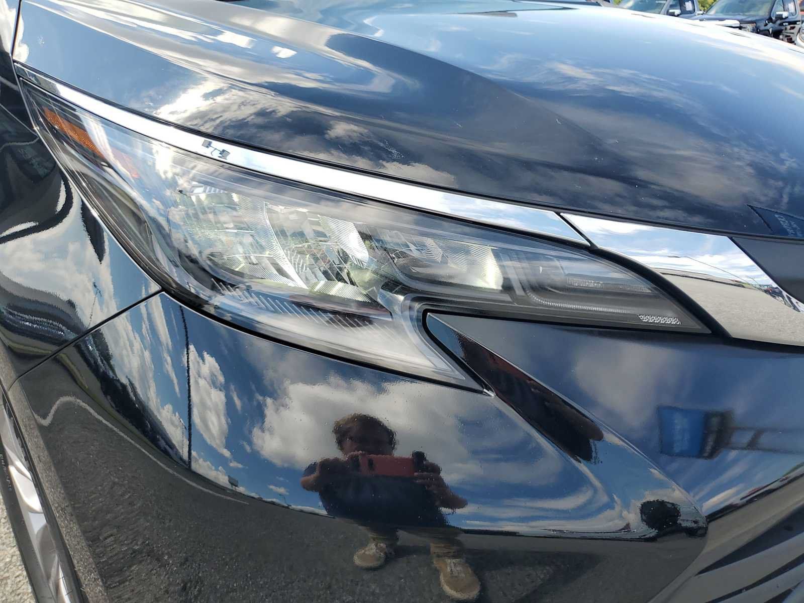 Used 2025 Toyota Sienna LE FWD image 11