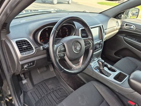 Used 2018 Jeep Grand Cherokee Laredo AWD/4WD image 9