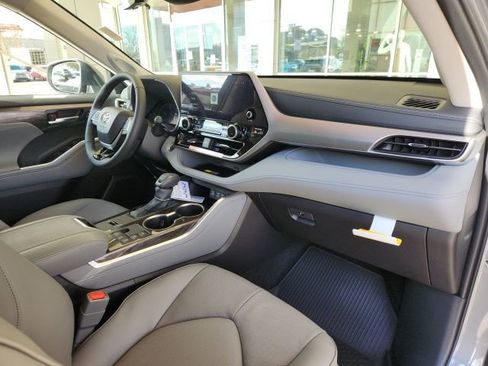 New 2026 Toyota Highlander Platinum image 29
