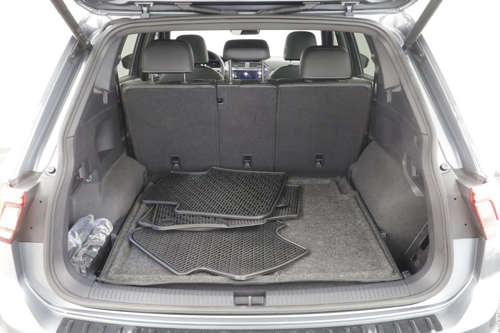 Certified 2024 Volkswagen Tiguan SE R-Line AWD/4WD image 17