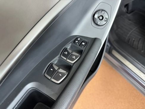 Used 2017 Hyundai Santa Fe AWD image 17