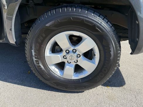 Used 2011 Nissan Frontier SV image 12