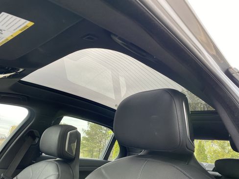 Used 2025 BMW 740i xDrive w/ Premium Package image 9