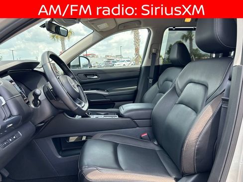 Used 2024 Nissan Pathfinder SL FWD image 13