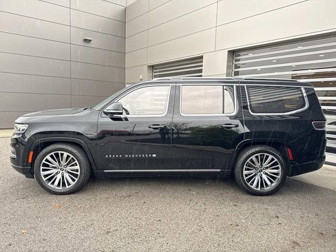 Used 2023 Jeep Grand Wagoneer Series III AWD/4WD image 4
