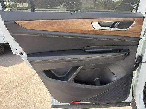 Used 2025 Volkswagen Atlas SE image 15