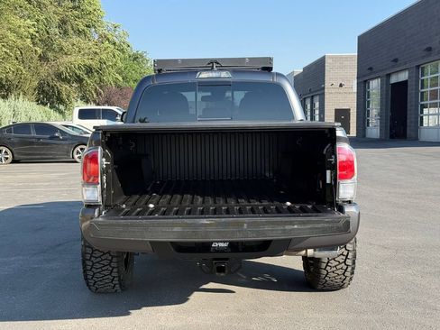 Used 2022 Toyota Tacoma TRD Sport w/ Technology Package AWD/4WD image 12