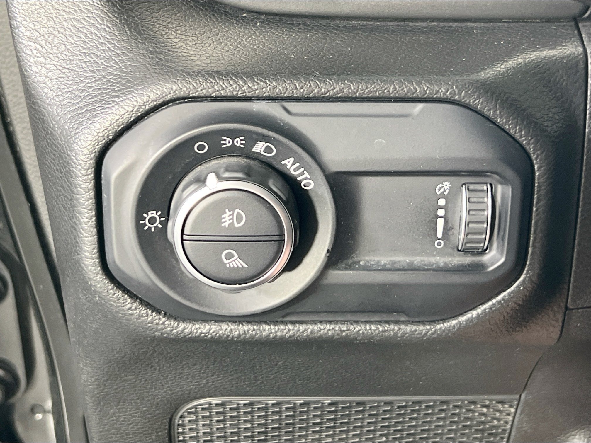 Used 2023 Jeep Gladiator Sport AWD/4WD image 10