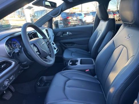 New 2026 Chrysler Pacifica Select w/ S Appearance Package image 7