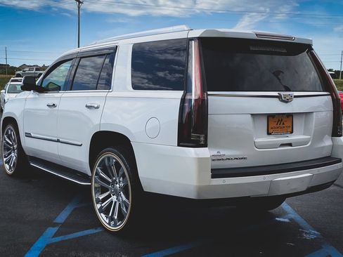 Used 2016 Cadillac Escalade Luxury AWD/4WD image 22