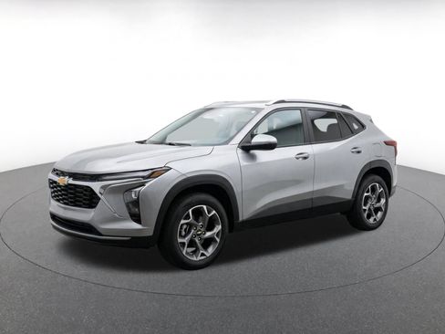 Used 2025 Chevrolet Trax LT FWD image 3