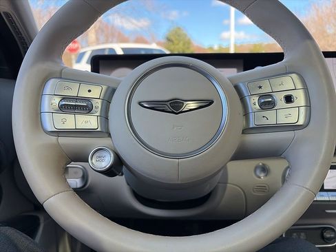 Used 2023 Genesis GV60 Advanced image 12