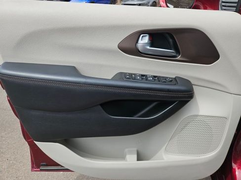 Used 2017 Chrysler Pacifica Touring-L FWD image 12