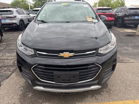 Used 2019 Chevrolet Trax LT w/ Sun & Sound Package FWD image 2