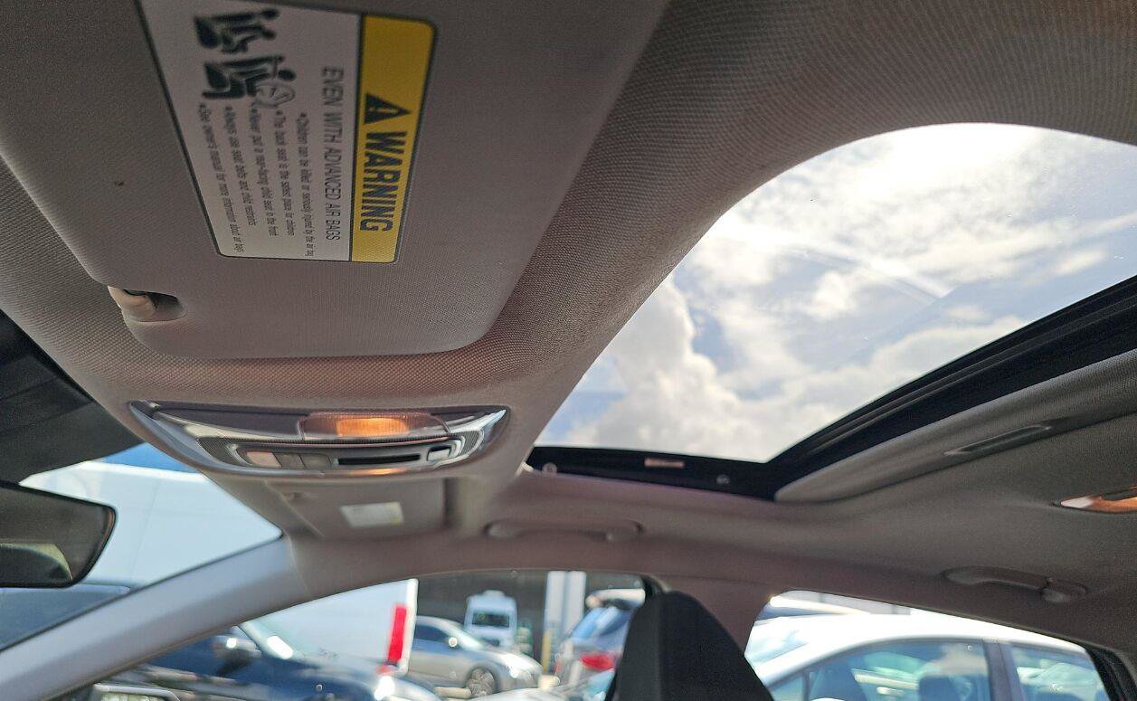 Used 2022 Hyundai Elantra SEL w/ Convenience + Premium Package FWD image 6