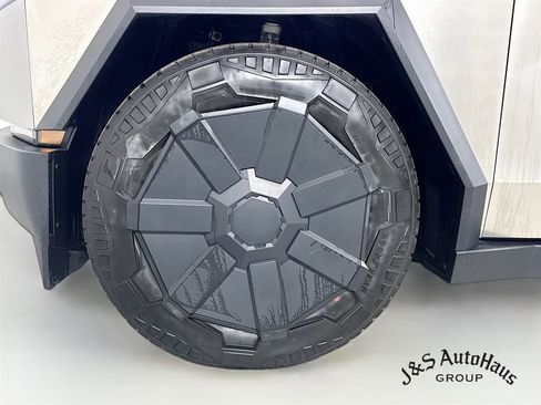 Used 2024 Tesla Cybertruck AWD Crew Cab image 38