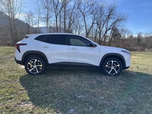 Used 2025 Chevrolet Trax RS w/ Driver Confidence Package image 5