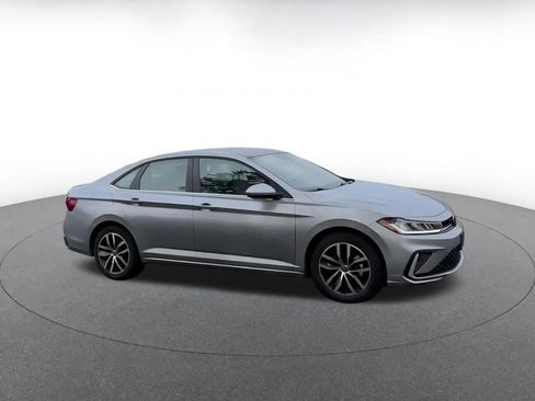 Used 2025 Volkswagen Jetta SE image 2