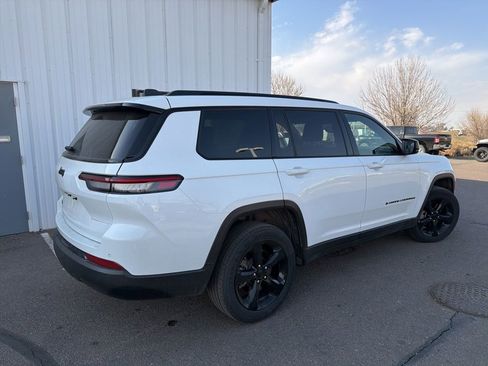 Used 2023 Jeep Grand Cherokee L Laredo image 3