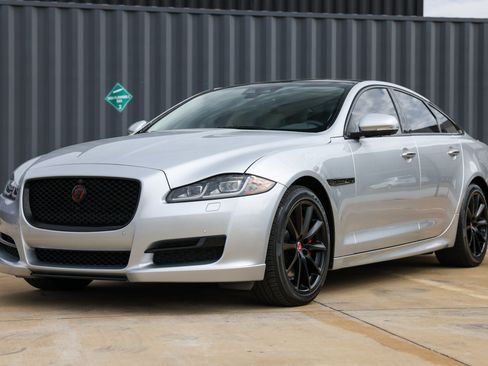 Used 2019 Jaguar XJ R-Sport RWD image 4
