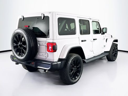 Used 2025 Jeep Wrangler Sahara image 9