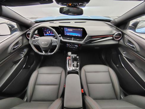 Used 2025 Chevrolet Trax RS w/ Sunroof Package image 2